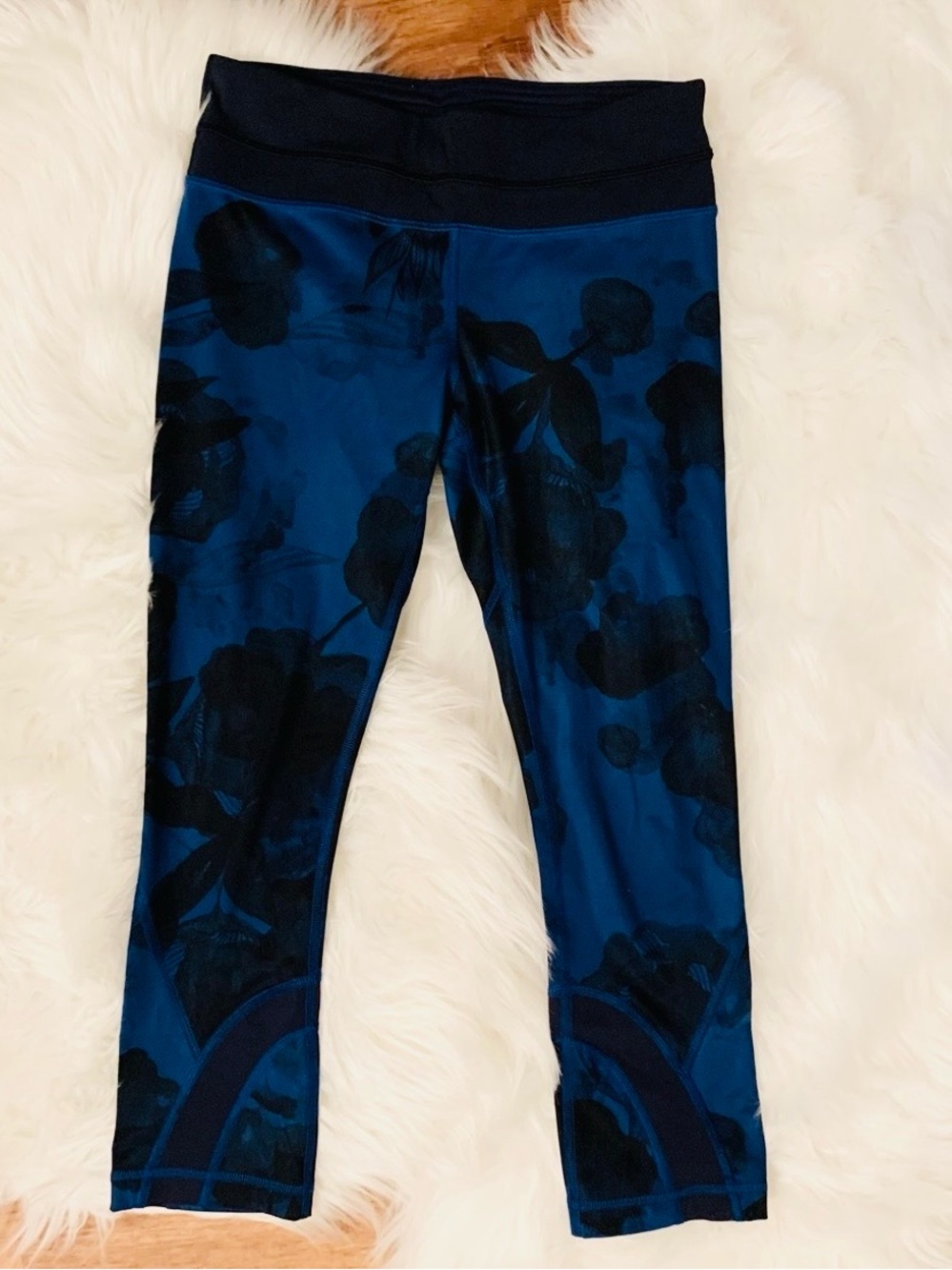 Lululemon Run Inspire Crop 22” Jumbo Inky Blue Floral Inkwell Sz 4 Activewear